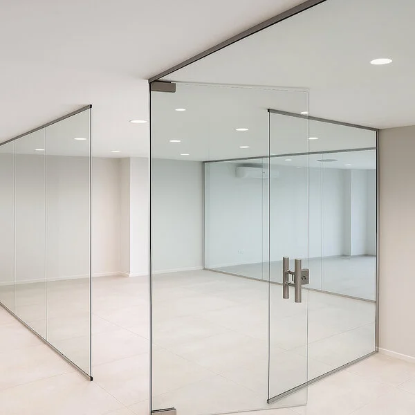 Cerramiento de vidrio templado para oficina en Mar del Plata realizado por Glassmar