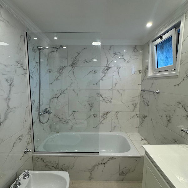 Mampara de baño en vidrio templado de 8 mm instalada en Mar del Plata por Glassmar