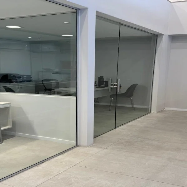 Puerta blindex de vidrio templado con manijón instalada en Mar del Plata por Glassmar