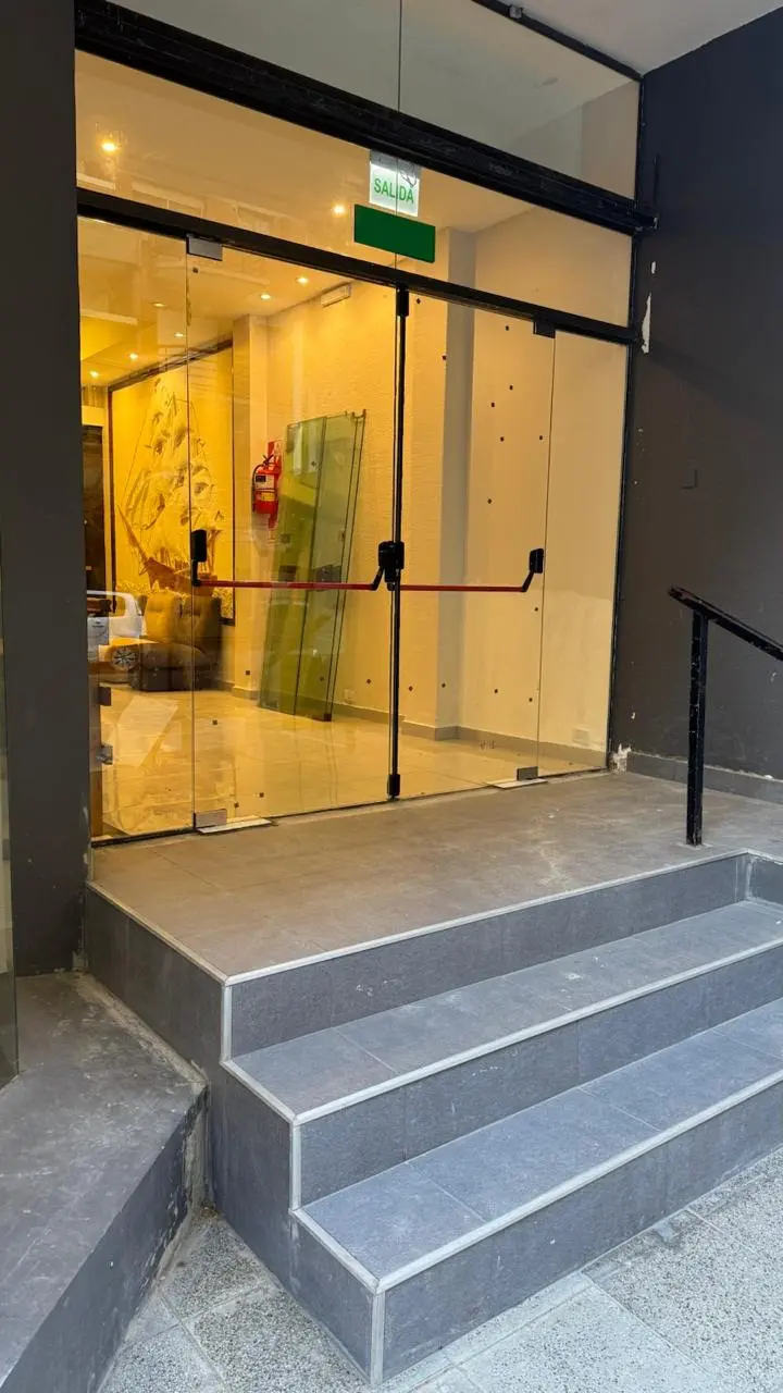 Puertas de vidrio templado con barrales antipánico instaladas en hotel del centro de Mar del Plata